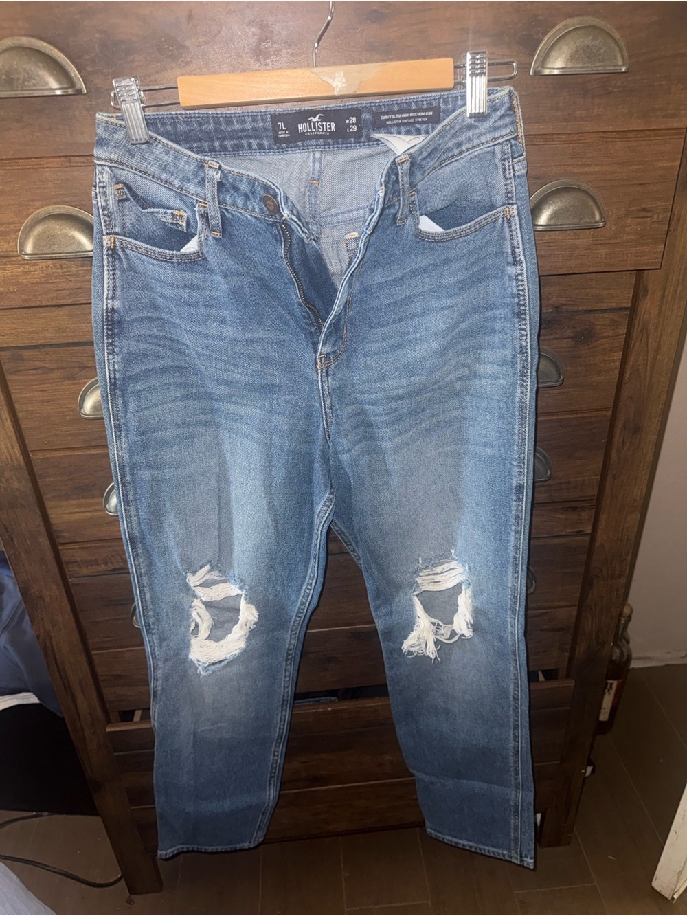 Hollister women’s Light-Medium Blue Slim Straight Jeans